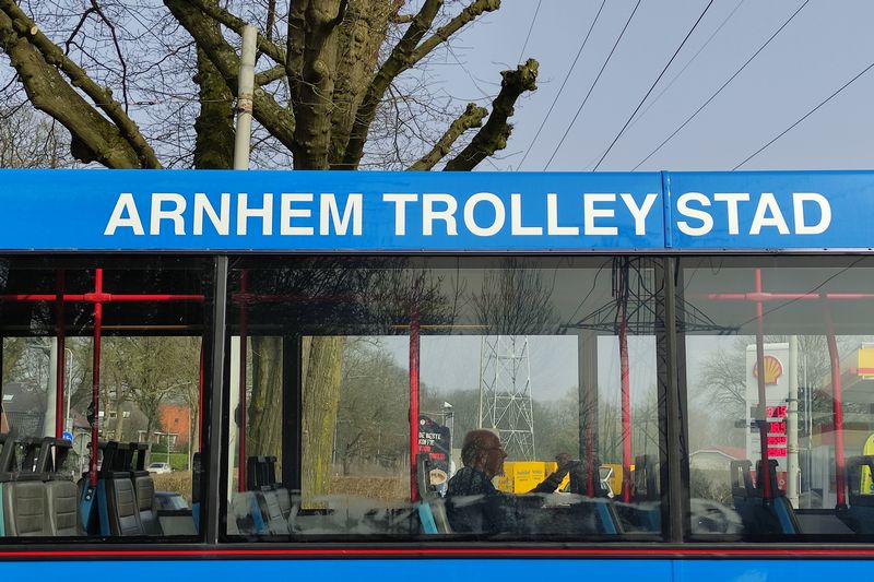 Rondrit met museumbussen door Arnhem